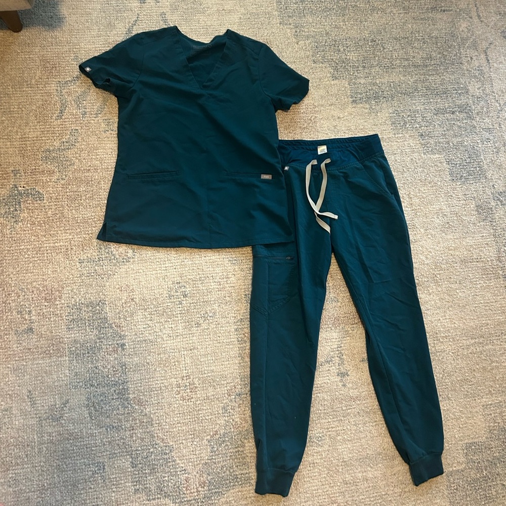 FIGS Teal Scrub Set - Joggers and Multiple Pocket Top